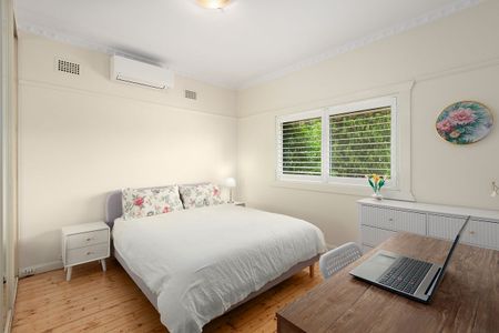 Welcoming Family Home with an Outdoor Studio - Photo 2