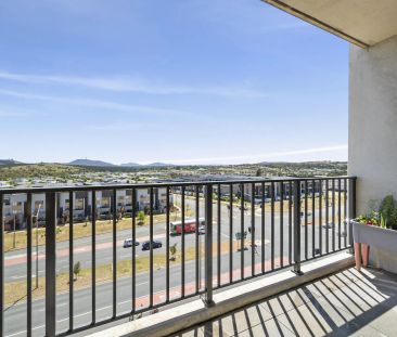 Top floor apartment with views to Black Mountain! - Photo 4