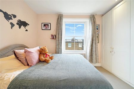 A stunning top floor flat in a period conversion, in close proximity to West Kensington underground station. - Photo 4