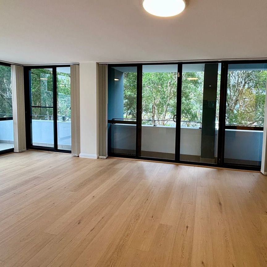 Oversized Apartment with Wraparound Terrace - Photo 1