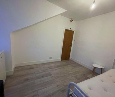 1 bedroom in a flat share to rent - Photo 3