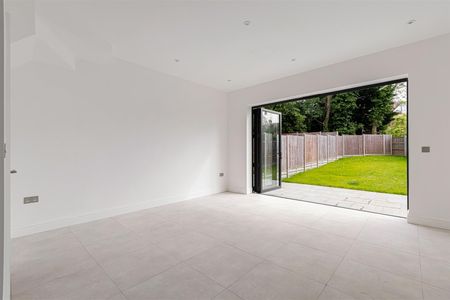 Pino Way , E4 7FR - Photo 3