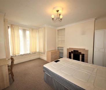 4 bedroom semi-detached house to rent - Photo 5