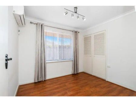 “Spacious 3 bedroom, 1 bathroom family home with external office/gym - Stroll to the Swan River” - Photo 5