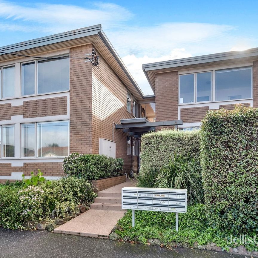 Two Bedroom Apartment with Private Parking and Access - Photo 1