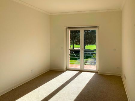 Three-bedroom duplex with private garden in Quinta da Marinha - Photo 4