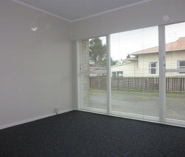 ONEHUNGA - Within walking Distance to Dressmart - Photo 3