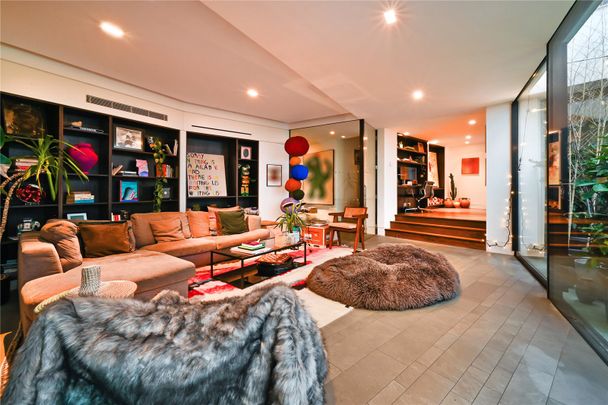 A Stunning Hyde Park Apartment in a Historic Conversion - Photo 1