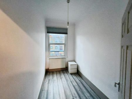 3 bedroom flat to rent - Photo 3