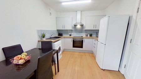 3 bedroom flat to rent - Photo 5