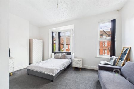 1 bedroom in a house share to rent - Photo 2