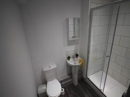 3 bedroom flat to rent - Photo 4