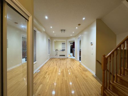 For Lease - 866 Khan Crescent, Mississauga, Ontario - Photo 3