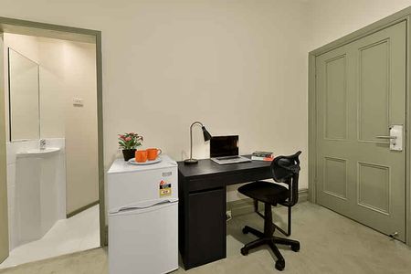 Room 2 (Non Ensuite) - Photo 2