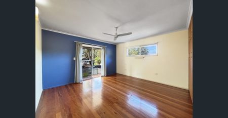 Spacious Family Home in Leafy Cul-de-sac, with Pool! - Photo 5