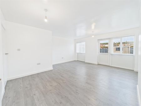 3 bedroom Terraced House to rent - Photo 3