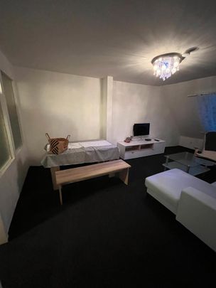 Möbilierte Dachgeschoss Wohnung neu RenoviertFamilienhaus - Photo 1