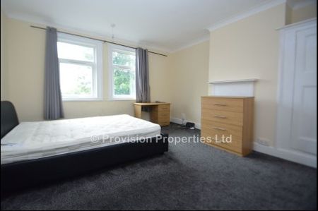 7 Bed Student Properties in Leeds - Photo 2