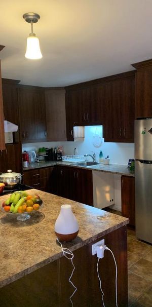 Magnifique Condo/jumelé très lumineux, entrée indépendante avec balcon, longue durée, 2 stationnements inclus. Proximité écoles, garderie, commerces - Photo 1
