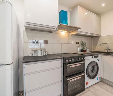 3 bedroom flat to rent - Photo 4