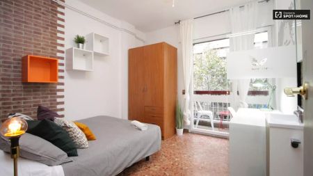 Great room with chest of drawers in shared apartment, Eixample - Photo 4