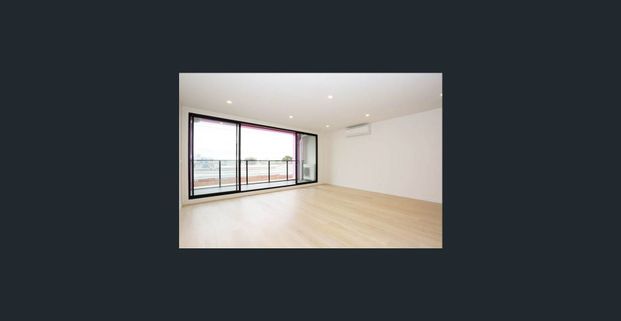 Spacious, Cosmopolitan Living! - Photo 1