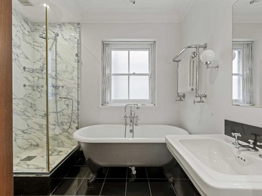 3 bedroom mews to rent - Photo 1