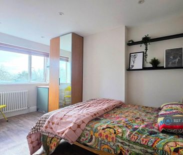 1 bedroom in a house share to rent - Photo 2