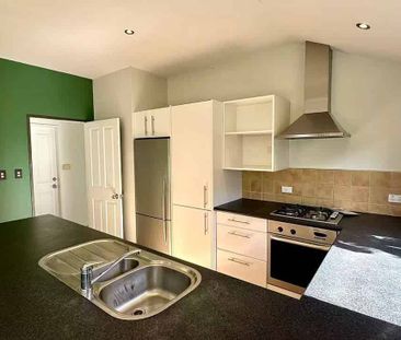 Pet friendly sunny 3 bed 400m to train station - Photo 4