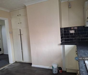 2 bedroom end of terrace house to rent - Photo 4