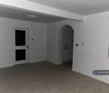 4 bedroom semi-detached house to rent - Photo 2