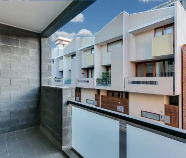 Fully Furnished Spacious Townhouse in Tranquil Lifestyle Precinct - Photo 6