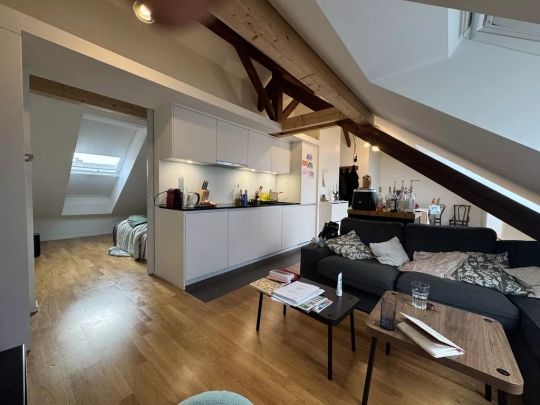 Bel appartement de 3 pièces dans les combles avec poutres apparentes - Photo 1