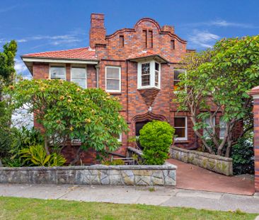 Panoramic Harbour Views in a Grand Art Deco Apartment - Photo 3