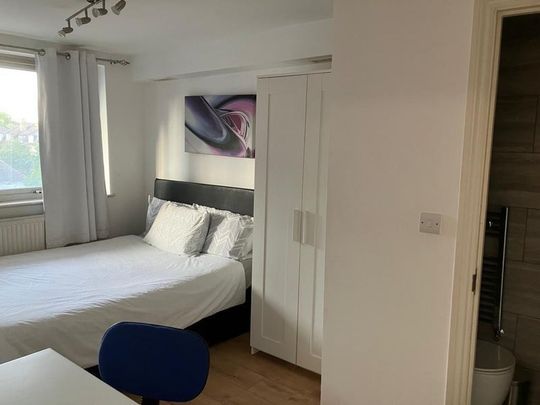 5 Bed Terraced House, Grundy Street, E14 - Photo 1