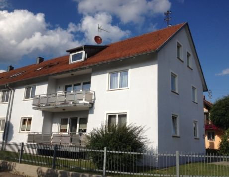 Geräumige Hochparterre-2-Zi.-Wohnung mit großem Balkon! - Foto 1