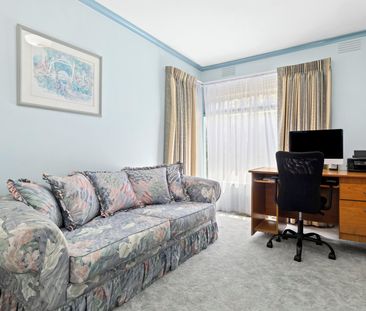 Immaculate Home in Sought After Pocket of Ashwood - Photo 5