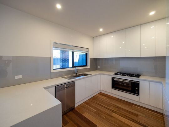 2/1258 North Road, Oakleigh South VIC 3167 - House For Rent | Domain - Photo 1