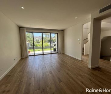 Luxury Townhouse Living - Prime Location with Modern Comforts - Photo 4