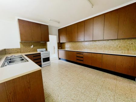 4 Bed, 1 Bath - Photo 5