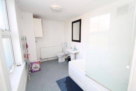 1 bedroom in a house share to rent - Photo 4