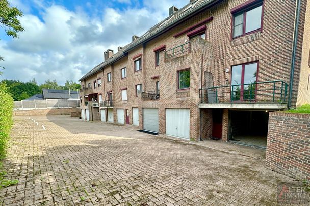 2 slaapkamer appartement met klein terras en inpandige garage vlakbij Zolder-centrum. - Foto 1