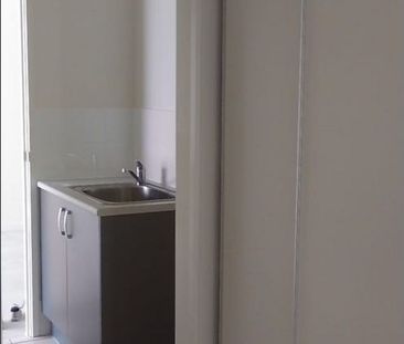 Quite 3 Bedroom apartment! - Photo 2