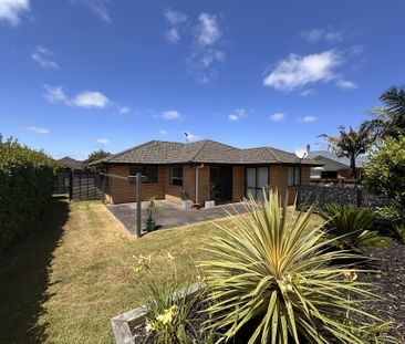 Stunning Brick Home - Fully Fenced & Feels Like New! - Photo 1