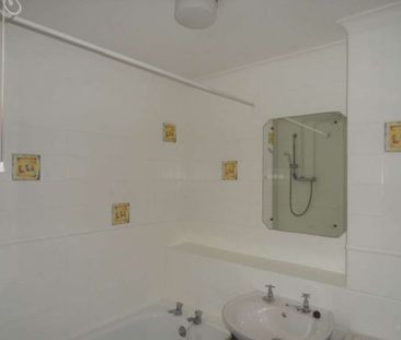 Price £1,000 pcm - Available Now - Unfurnished - Photo 4