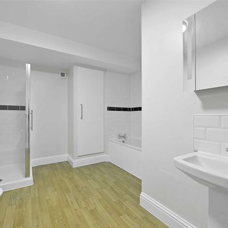 Savills are delighted to present this beautifully refurbished three-bedroom furnished property, ideally located in the heart of Broadmead, Bristol. - Photo 3