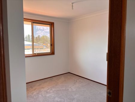 Centrally located 4 bedroom home - Photo 2