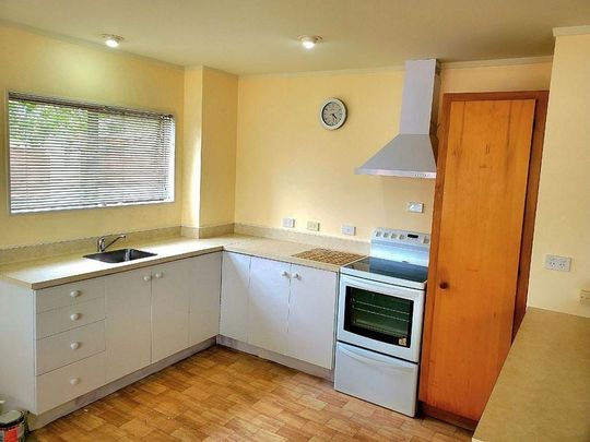 Spacious unit, 8 mins from schools and sea - Photo 1