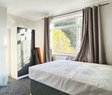 Room 4, Harwich Road, COLCHESTER - Photo 1