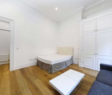 A bright furnished studio apartment overlooking the beautiful Lennox Gardens. - Photo 1